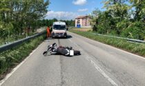 Cade in moto per colpa delle buche, ferito centauro