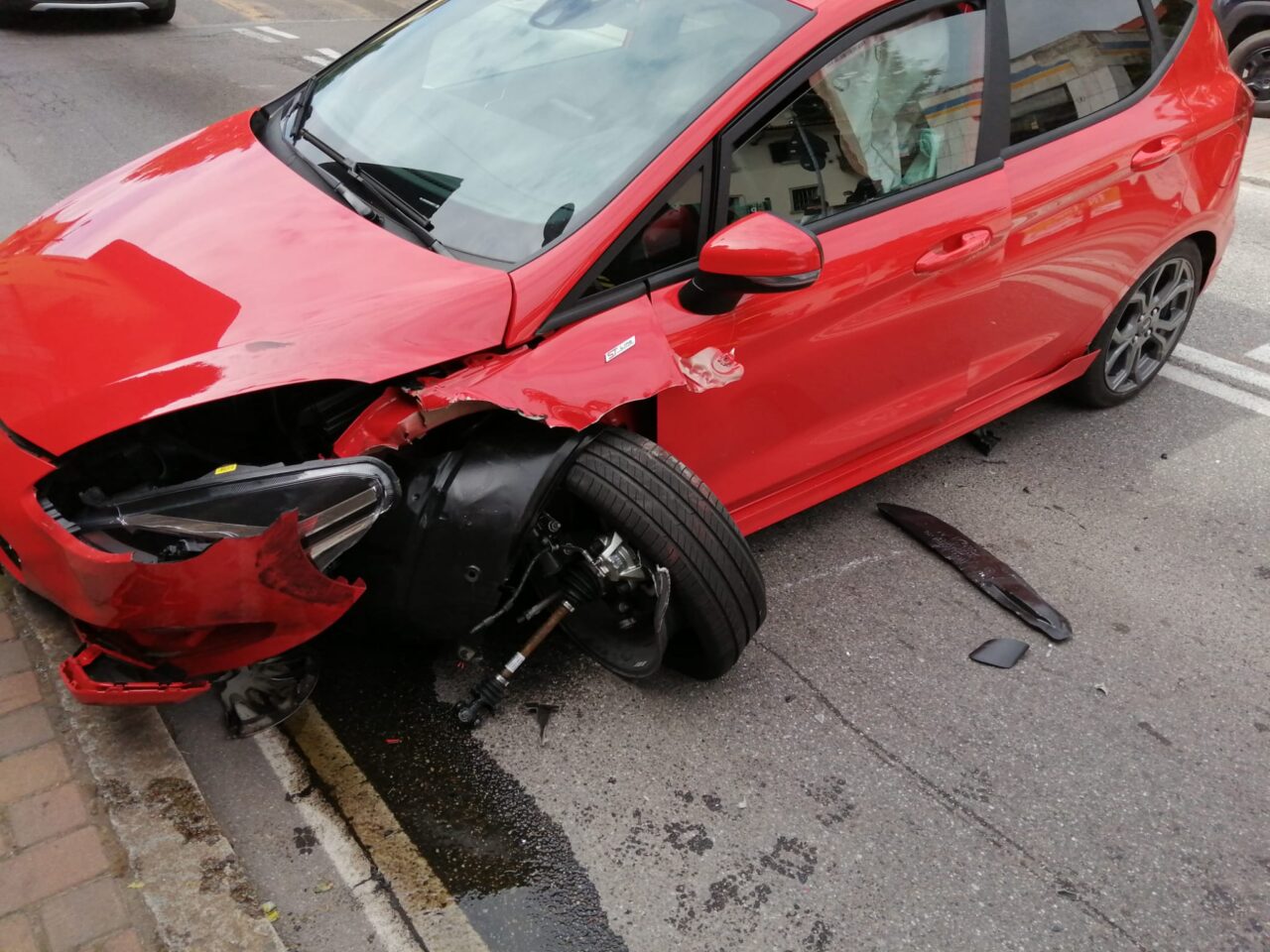 Scontro tra due auto sul ponte di Trezzo