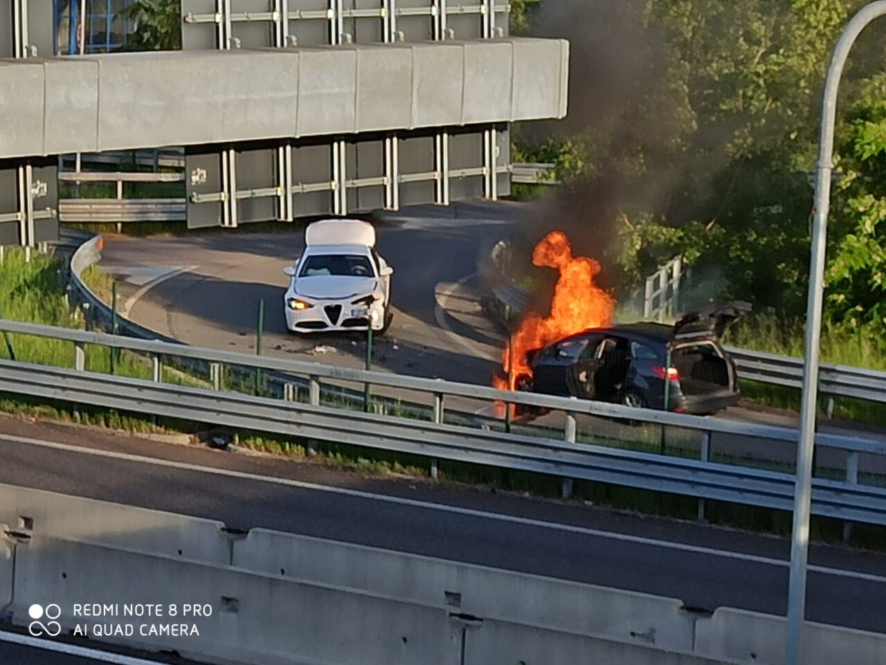 Auto prende fuoco dopo l’incidente accanto alla Cassanese