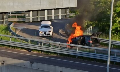 Auto prende fuoco dopo l'incidente accanto alla Cassanese