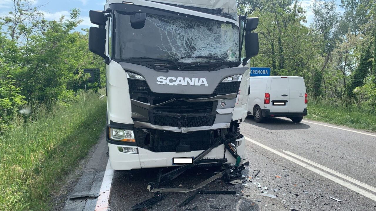 Scontro tra due camion sulla Rivoltana