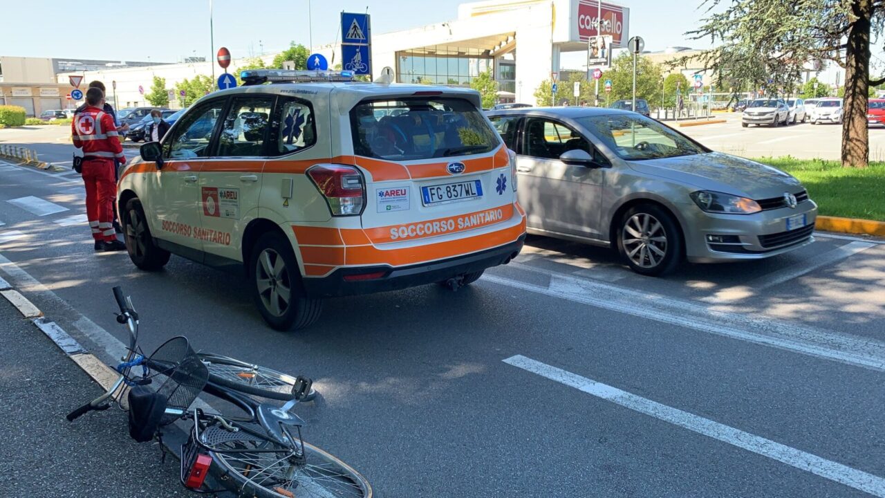 Donna cade dalla bicicletta, trasportata al San Raffaele