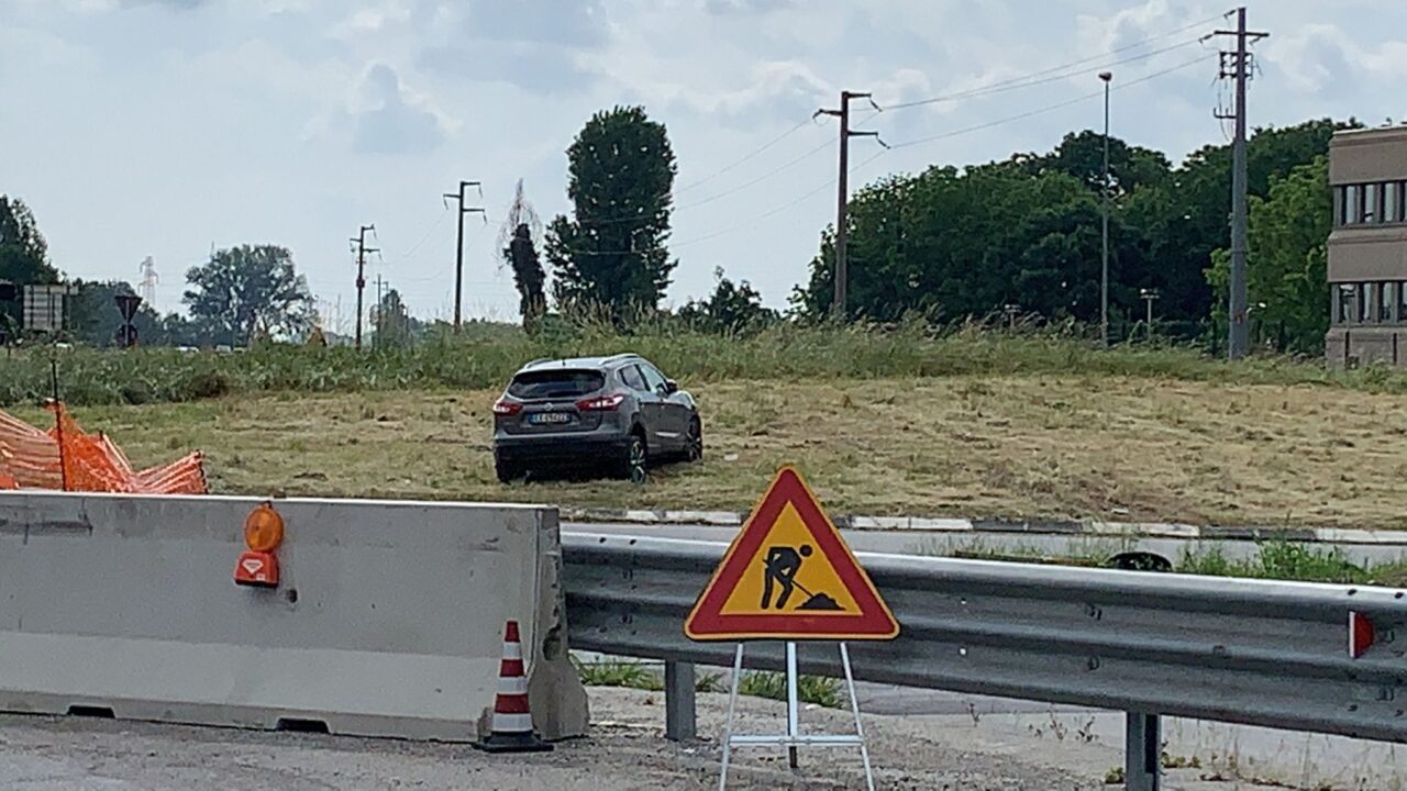 Un’auto tocca il cordolo e finisce dentro la rotonda, feriti tre ragazzi SIRENE DI NOTTE