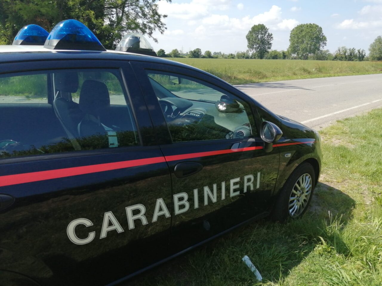Si tuffa nel laghetto per sfuggire ai Carabinieri: 26enne muore annegato