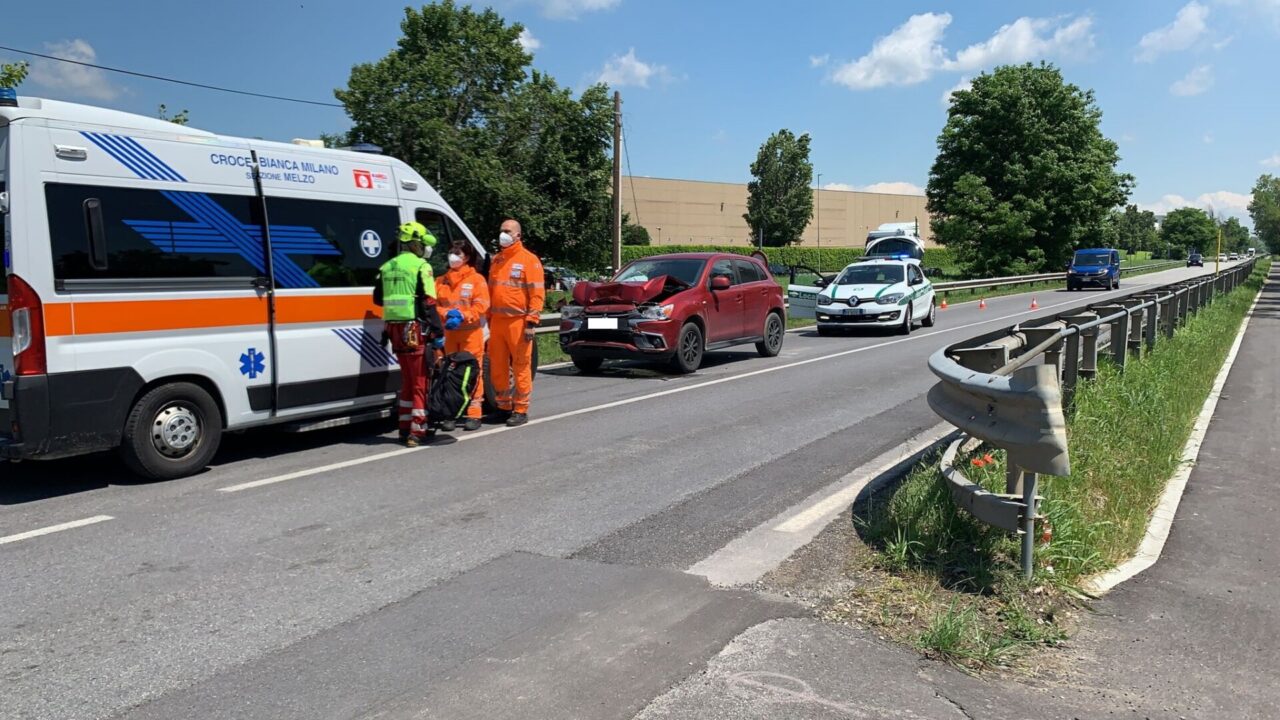Incidente sulla Sp39 a Truccazzano: auto si schianta contro un mezzo pesante