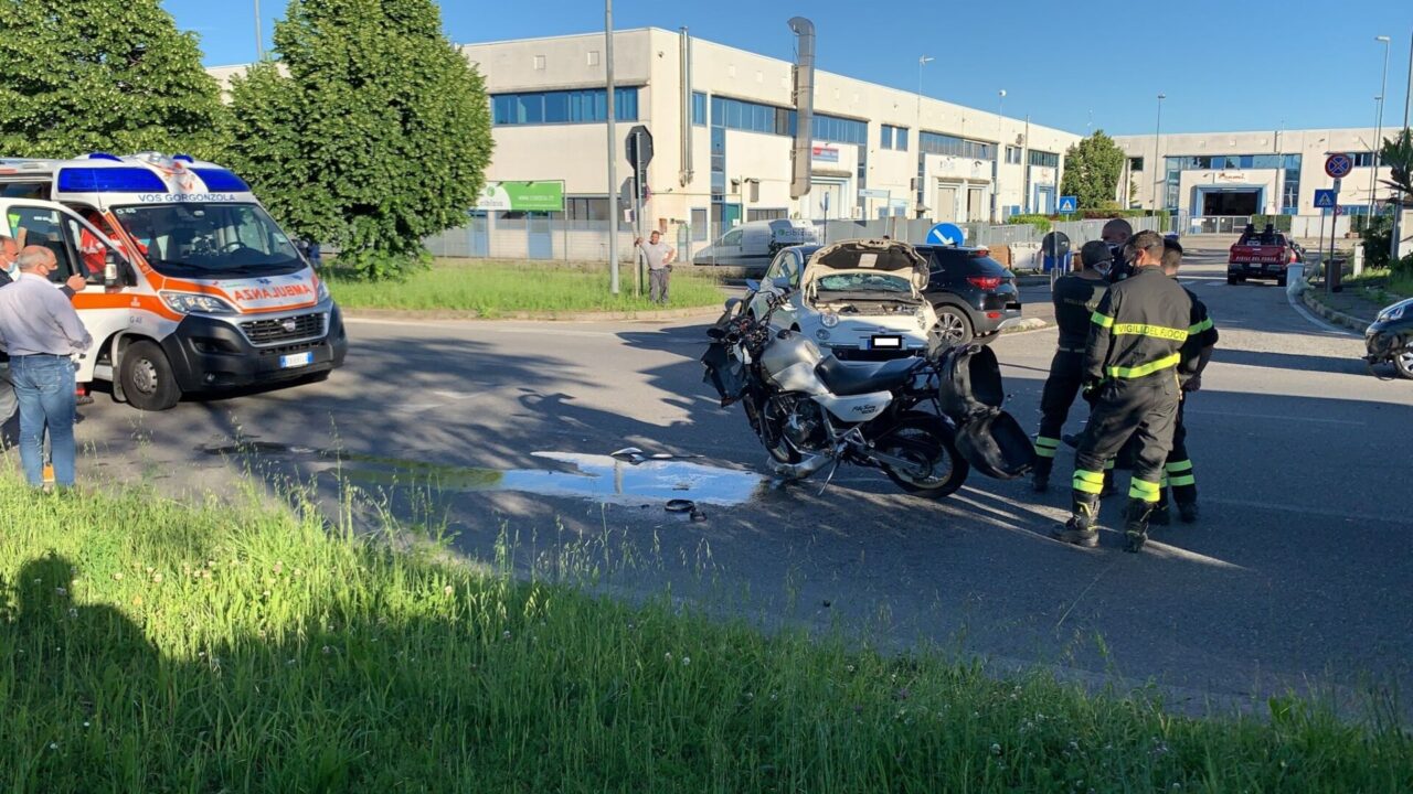 Scontro auto-moto a Gessate: ferito un 23enne