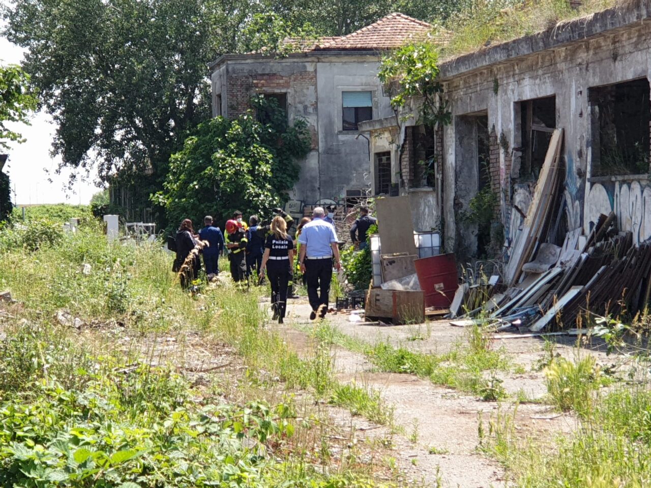 Ragazzina di 16 anni soccorsa nell’area dismessa delle ex porcilaie Galbani di Melzo