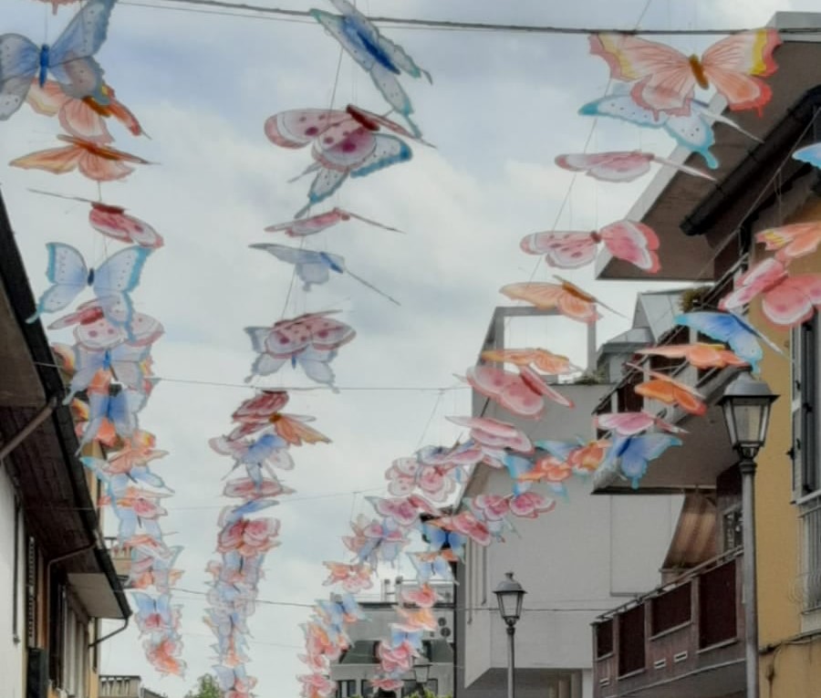 Farfalle colorate nel cielo del centro di Vimodrone per una iniezione di fiducia