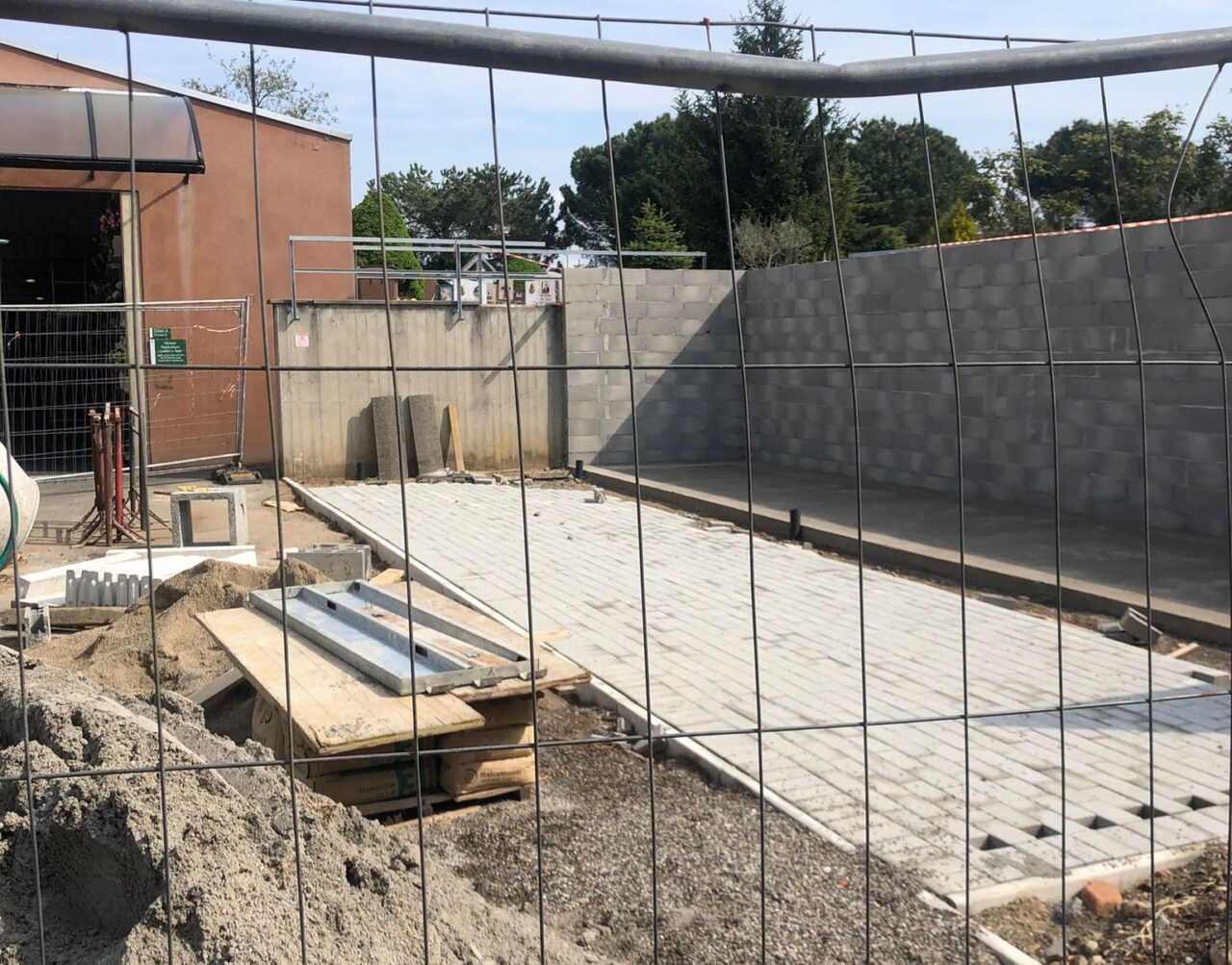 Nuovi loculi per i decessi Covid in ritardo: salme tumulate in tombe provvisorie