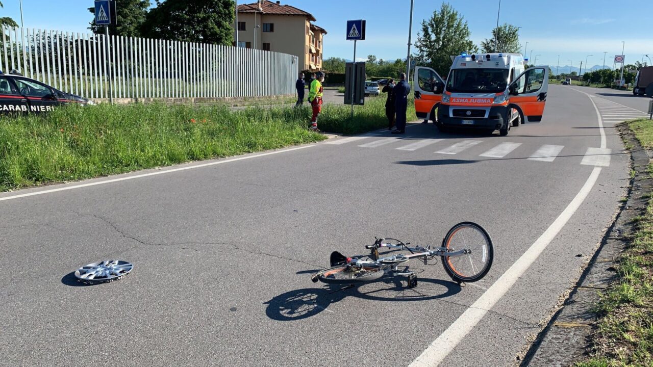 Ragazza investita in bici, l’elisoccorso atterra nella caserma dei Carabinieri