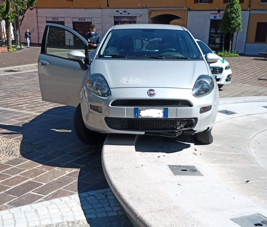 Un’altra auto finisce dentro la fontana: era appena stata riparata