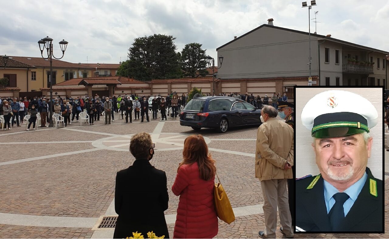 In centinaia per l’ultimo saluto all’agente della Polizia Locale morto in un incidente