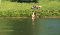 Il video del nudista che si fa un bagno al parco Forlanini di Milano