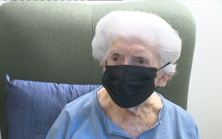 Ha 92 anni e attende ancora che le facciano il vaccino
