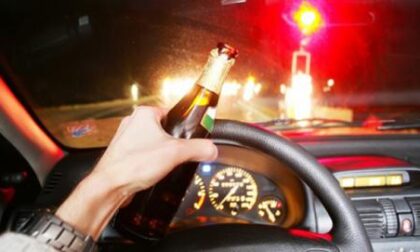 Alla guida ubriaca  con un tasso di alcol da coma etilico  (e con il cartone di vino sul sedile), provoca un frontale