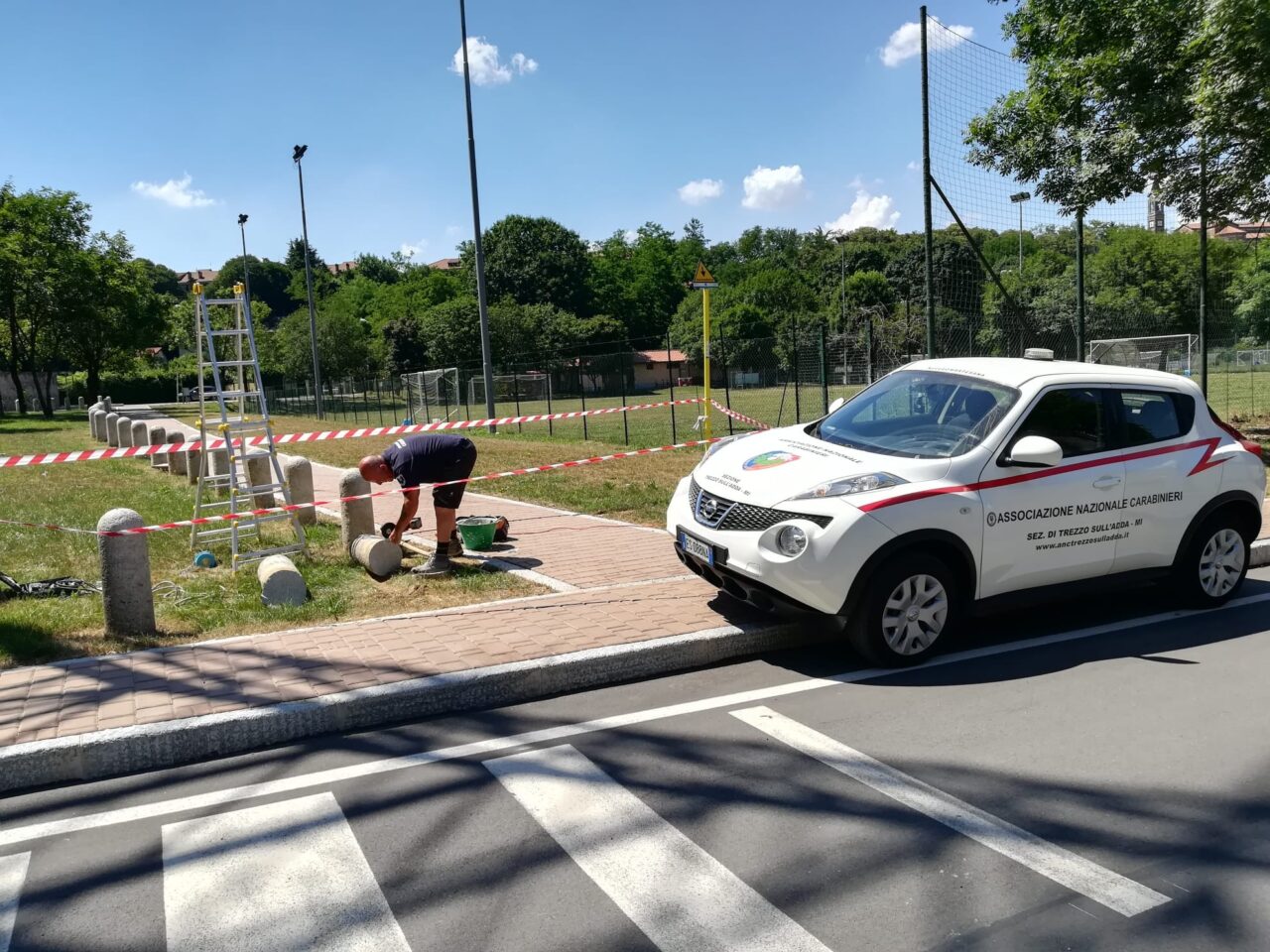 Volontari rimettono in piedi gli antichi paracarri distrutti da un incidente a Trezzo sull’Adda