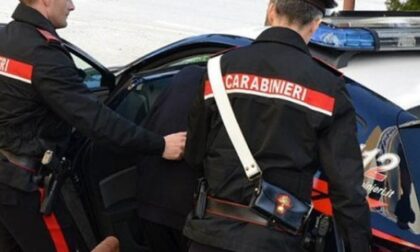 Vimodrone, spacciatore con 40 dosi di cocaina lancia una bici addosso ai Carabinieri: arrestato