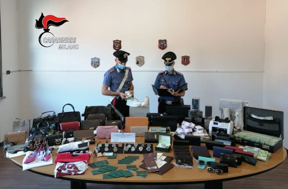 Orologi di lusso, borse, banconote false e pellicce:  sequestrati beni per 429mila euro
