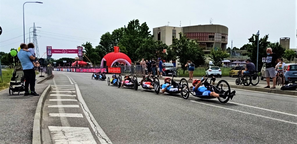 Il Giro d’Italia Handbike 2021 colora Pioltello. Per le vie della città si corre la seconda tappa