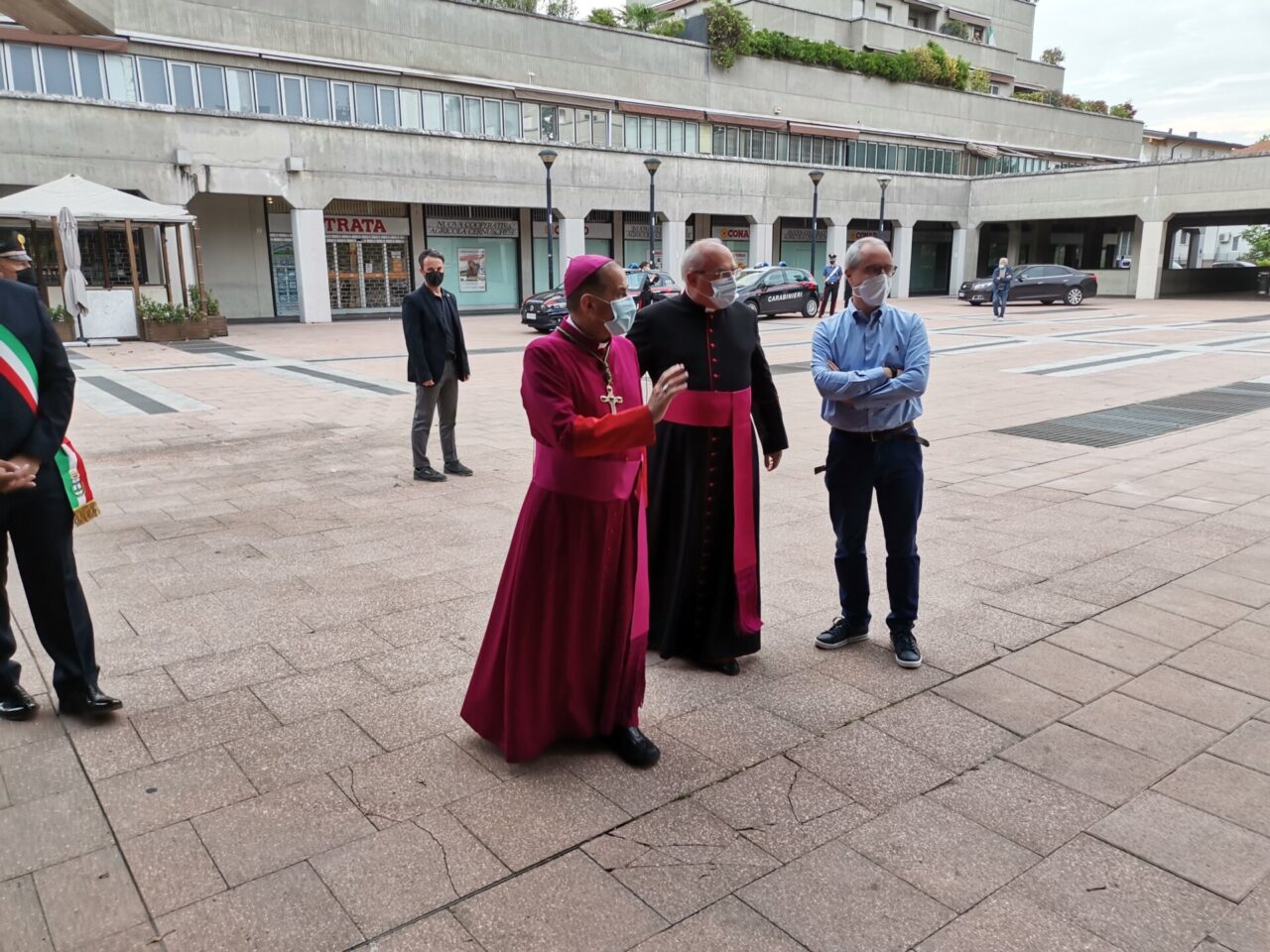 cernusco sul naviglio bottega della solidarietà inaugurazione dell'arcivescovo mario delpini