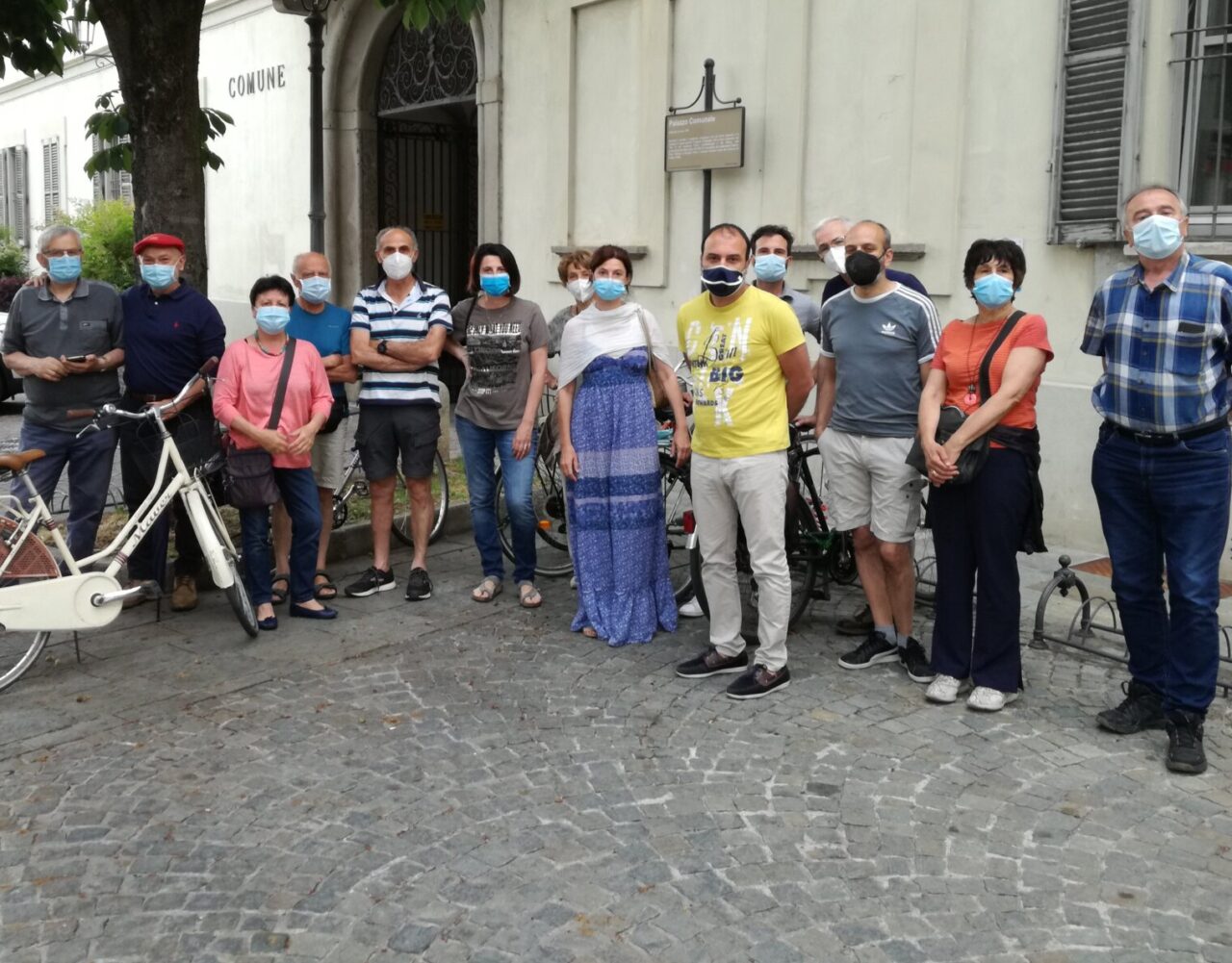 Protesta davanti al Comune di Inzago contro il Pgt durante la discussione in Consiglio
