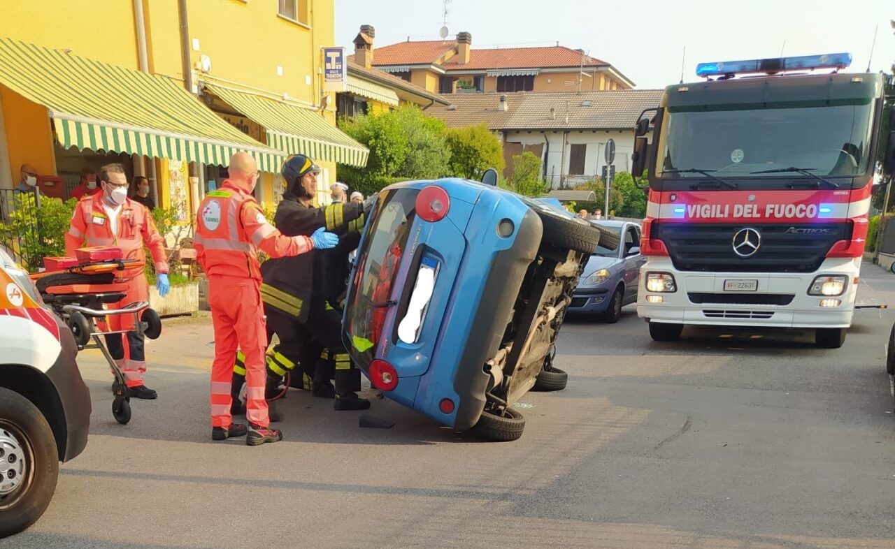 auto ribaltata Pioltello