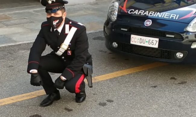 Salva la figlia spingendo via il passeggino prima di essere investita da un’auto sulle strisce pedonali