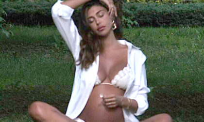 Belen Rodriguez posa in bikini e pancione in una villa in Brianza