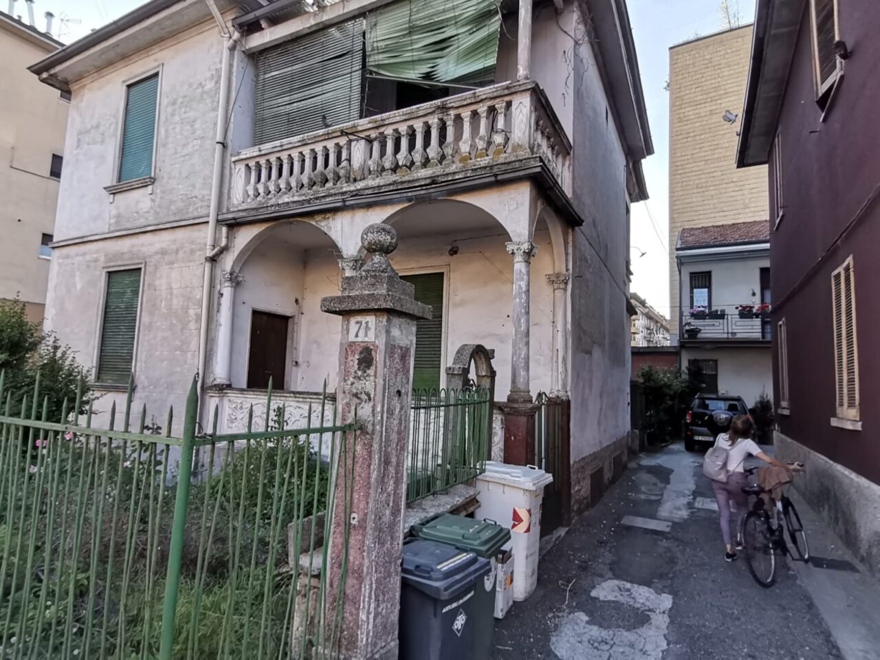 Abitano in centro, ma hanno piccioni e topi come vicini di casa