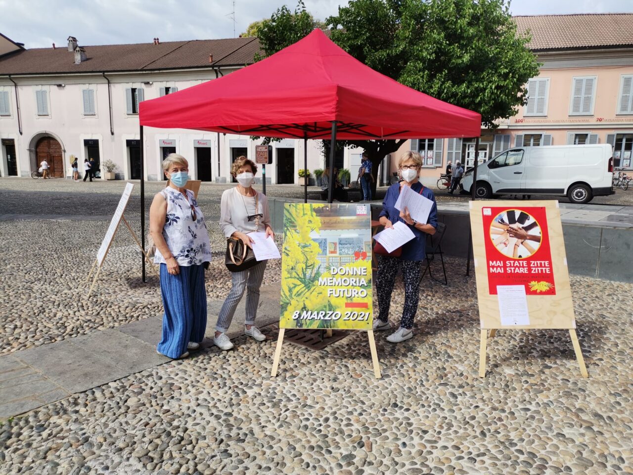 Covid e lavoro, donne in piazza a Cernusco sul Naviglio