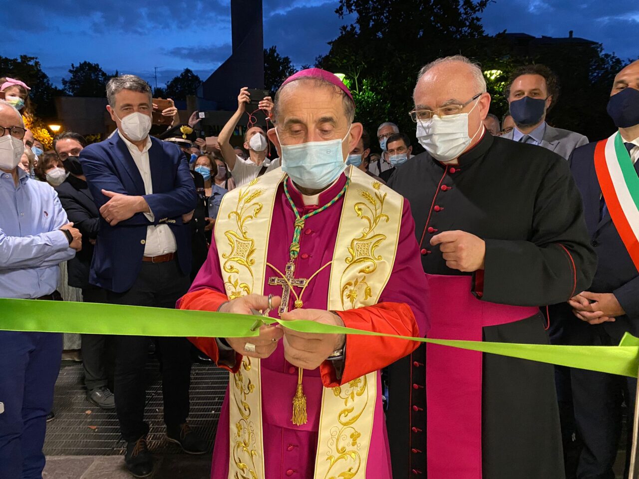 A Cernusco sul Naviglio l’arcivescovo apre la Bottega della solidarietà