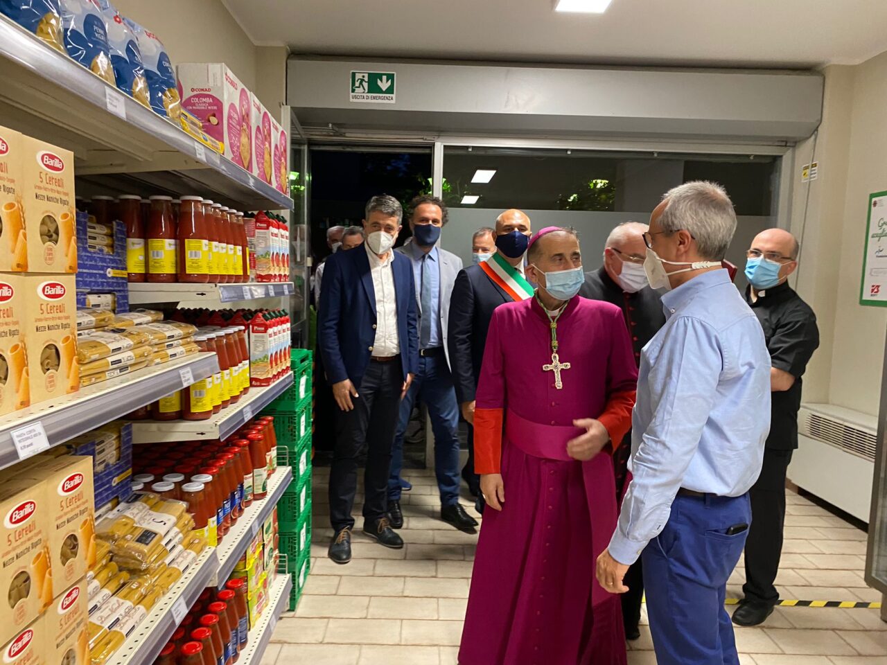 cernusco sul naviglio bottega della solidarietà inaugurazione dell'arcivescovo mario delpini