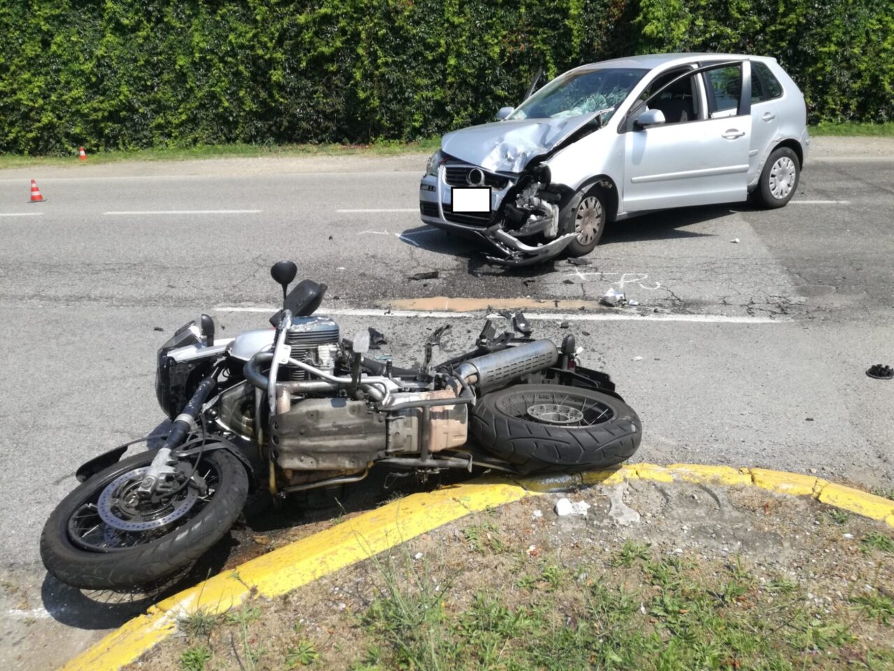 Scontro tra auto e moto all’ingresso del centro vaccinale: due persone in ospedale