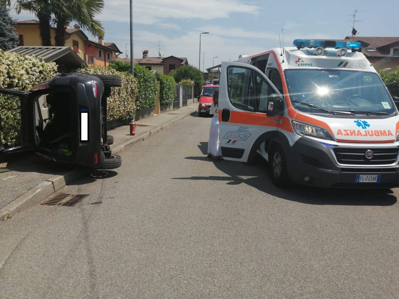 Si ribalta con l’auto: trentenne soccorso da ambulanza e pompieri