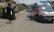 Si ribalta con l'auto: trentenne soccorso da ambulanza e pompieri