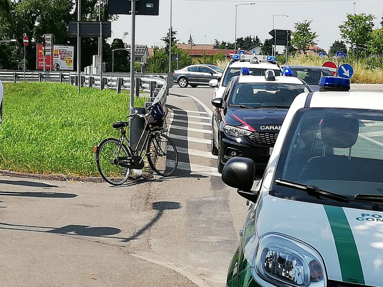 Cade in bici nel sottopassaggio della Padana: soccorsa  in codice rosso