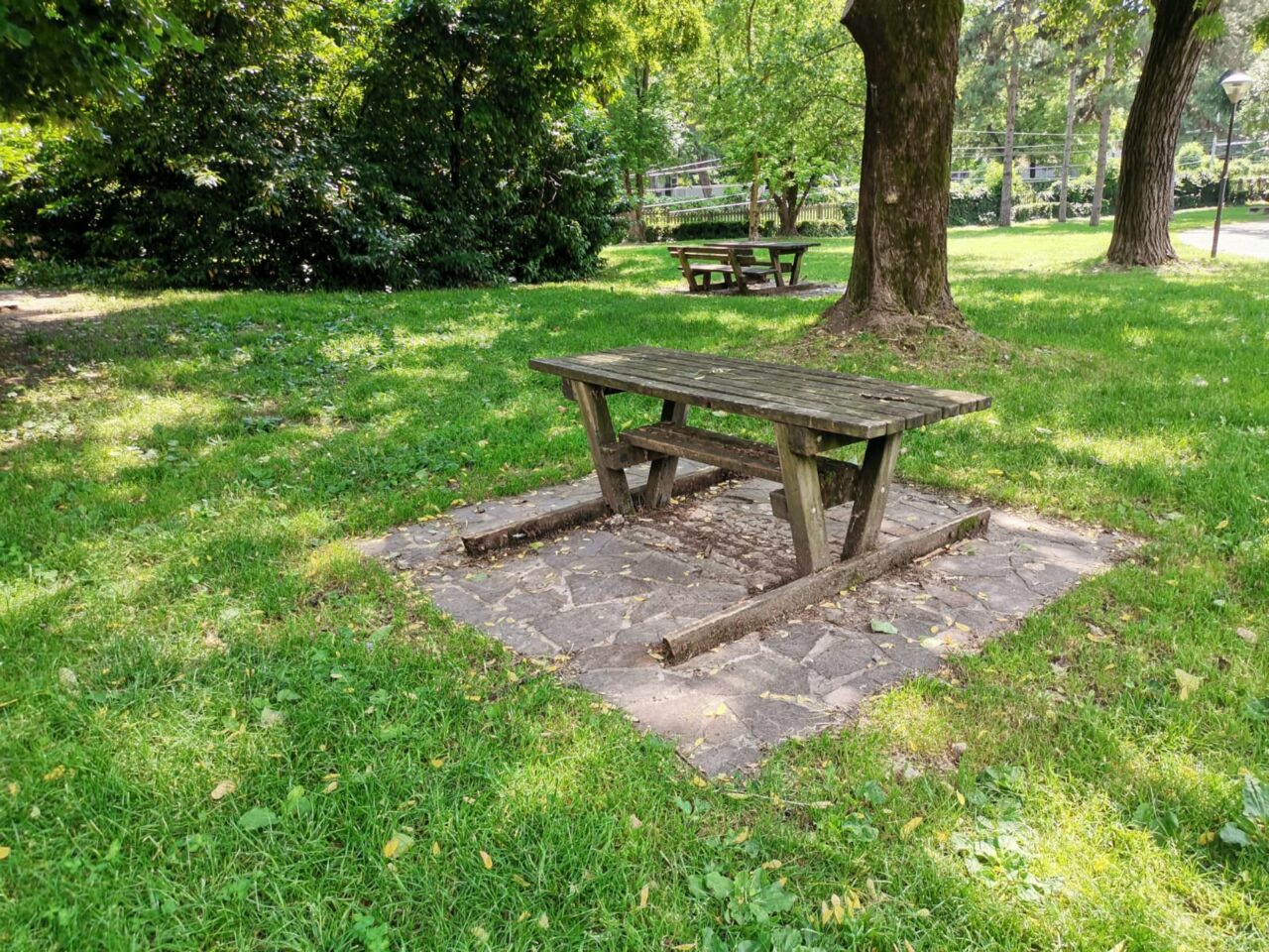 tavoli da picnic danneggiati a cernusco sul naviglio