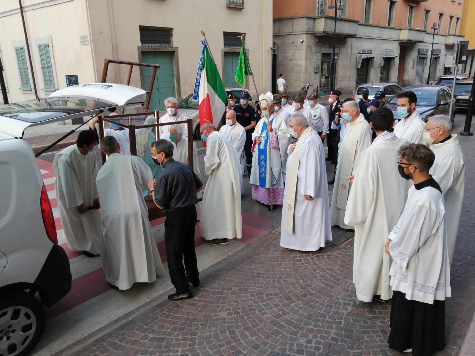 Il vescovo di Cremona monsignor Antonio Napolioni a Cassano d'Adda in Santa Maria e San Zeno per la Madonna della Medaglia miracolosa