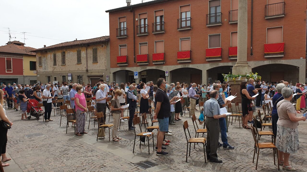 Trecento persone in piazza a Melzo per la Messa col cardinale