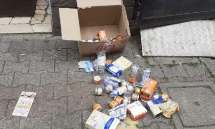 Pacco Caritas gettato tra i rifiuti. "Una vergogna inaccettabile"