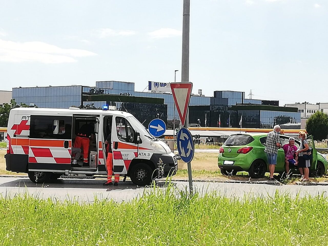 Ciclista investito sulla Cerca a Pessano. Sul posto ambulanza, Carabinieri e Polizia Locale