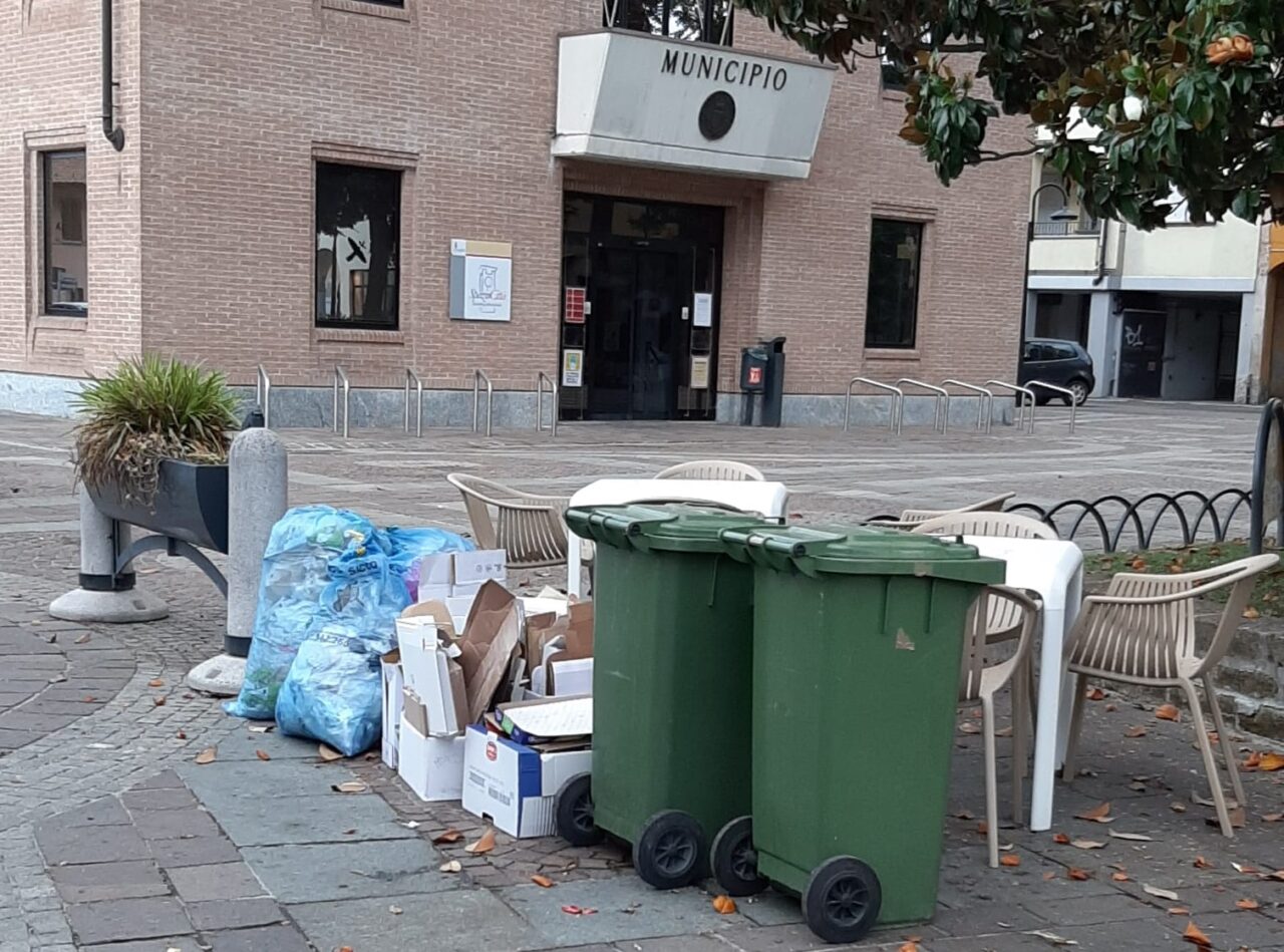 Altro che discarica: costretti a buttare  i rifiuti… in mezzo alla piazza di Melzo