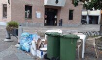 Altro che discarica: costretti a buttare  i rifiuti... in mezzo alla piazza di Melzo