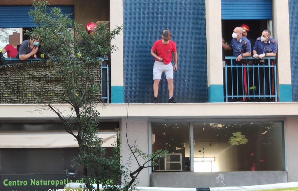 Sale su un cornicione al primo piano. Dopo le trattative con i Carabinieri si lancia nel vuoto, portato in ospedale