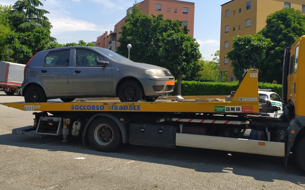 Oltre sessanta auto abbandonate a Brugherio: scattano rimozioni e demolizioni