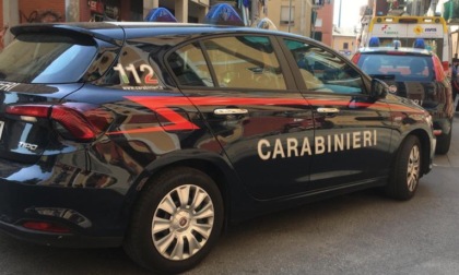 Quartiere da ore senza corrente, bloccano la strada e un bus usando dei carrelli