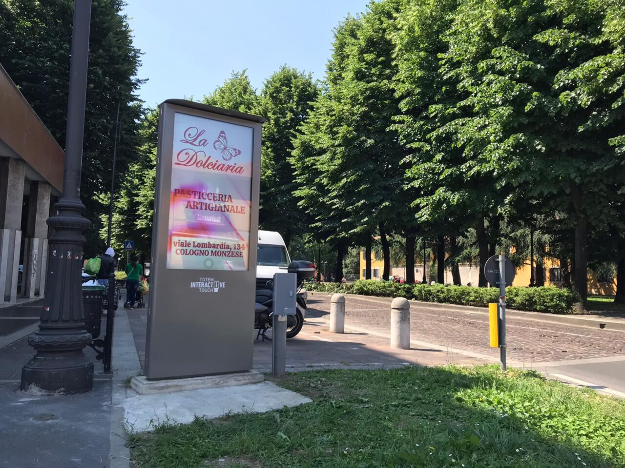 Le nostre notizie si leggono in centro a Cologno con un tocco grazie al Totem Interactive Touch di Publi Città