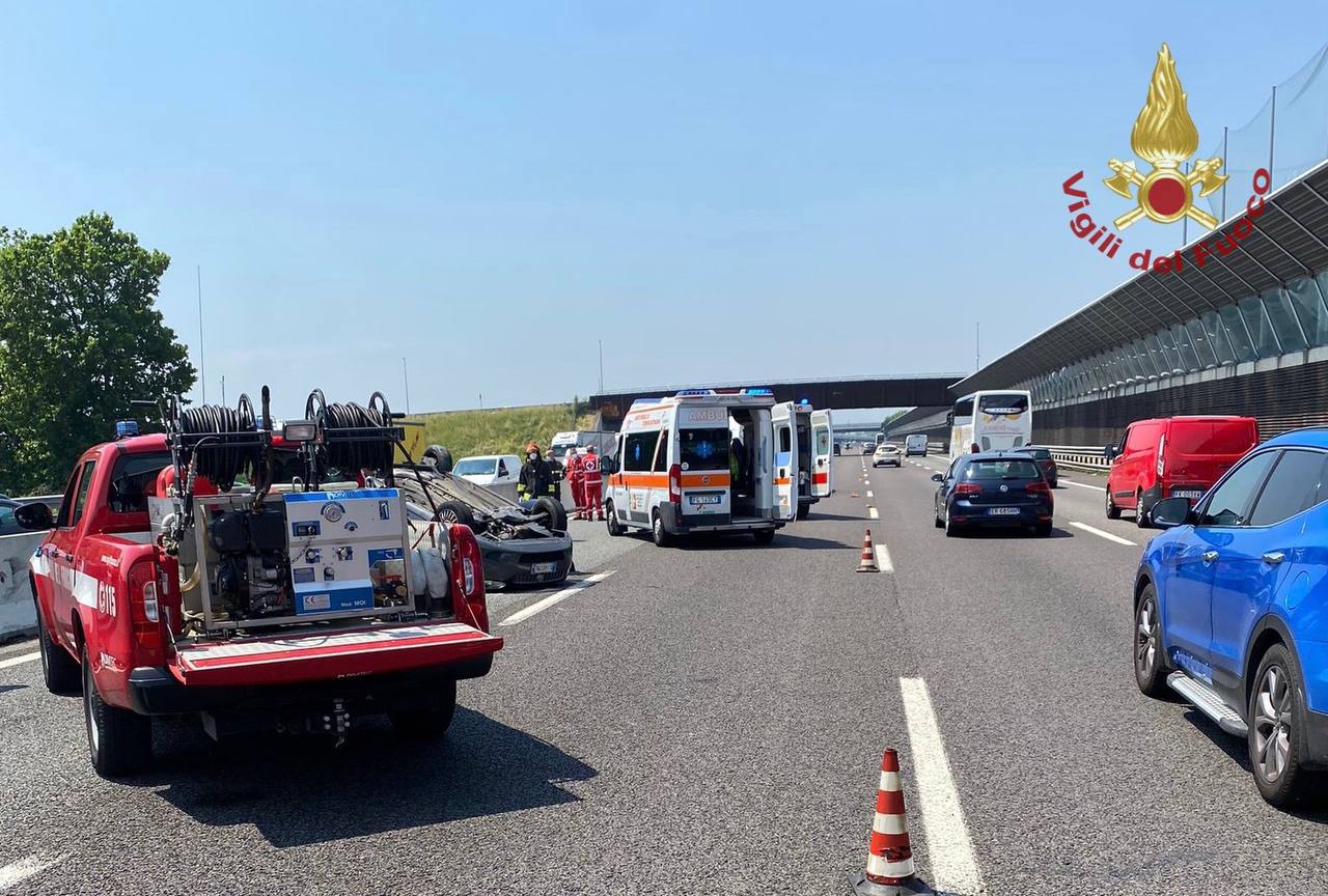 Incidente in autostrada, due feriti
