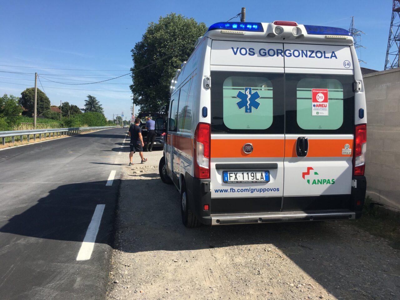 Moto contro la fiancata di un Suv, paura per un 19enne
