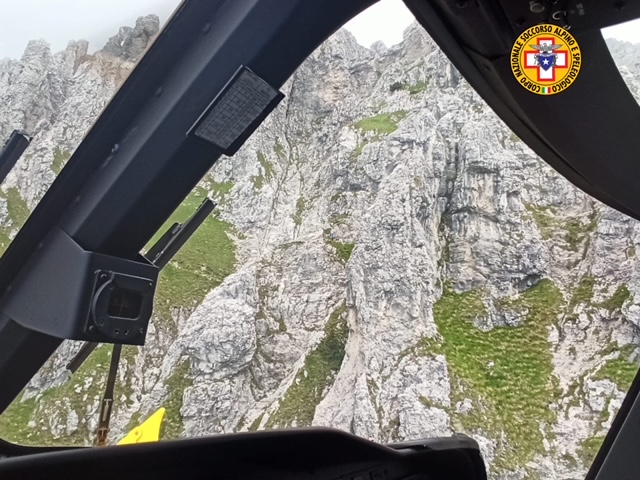 Perde l’equilibrio e precipita per sessanta metri in un canale: morta una 56enne